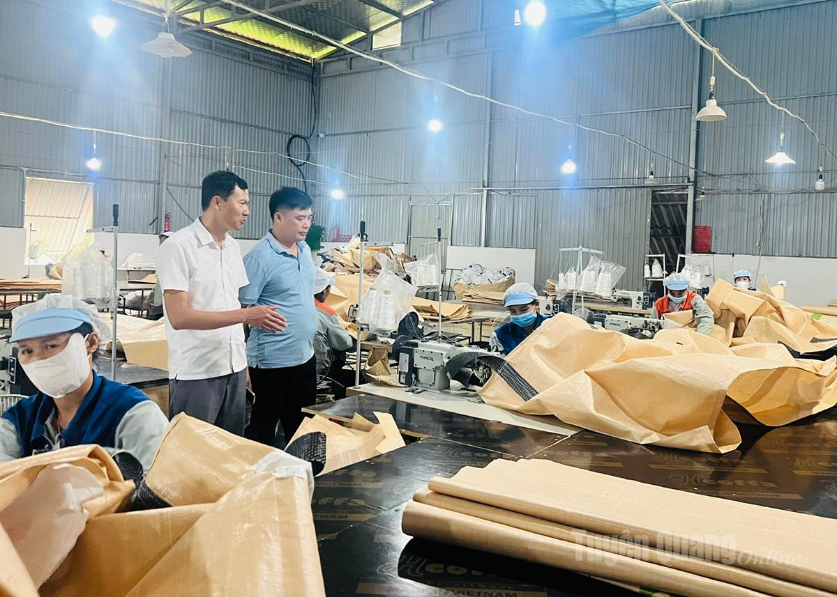 Xưởng gia công bao bì PP xuất khẩu của anh Trịnh Ngọc Năng tạo việc làm thường xuyên cho 30 lao động địa phương.
