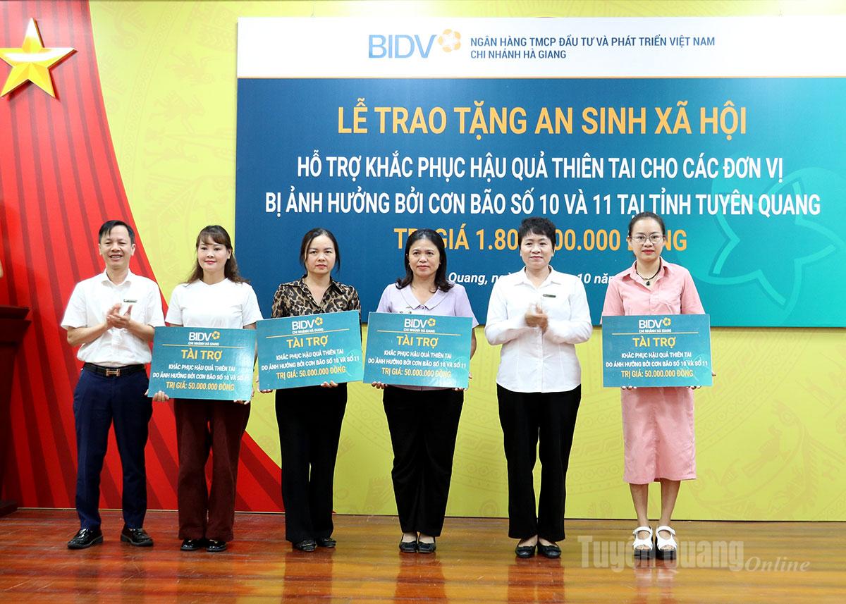 Đại diện lãnh đạo Ngân hàng BIDV trao hỗ trợ 50 triệu đồng cho các đơn vị trường học.