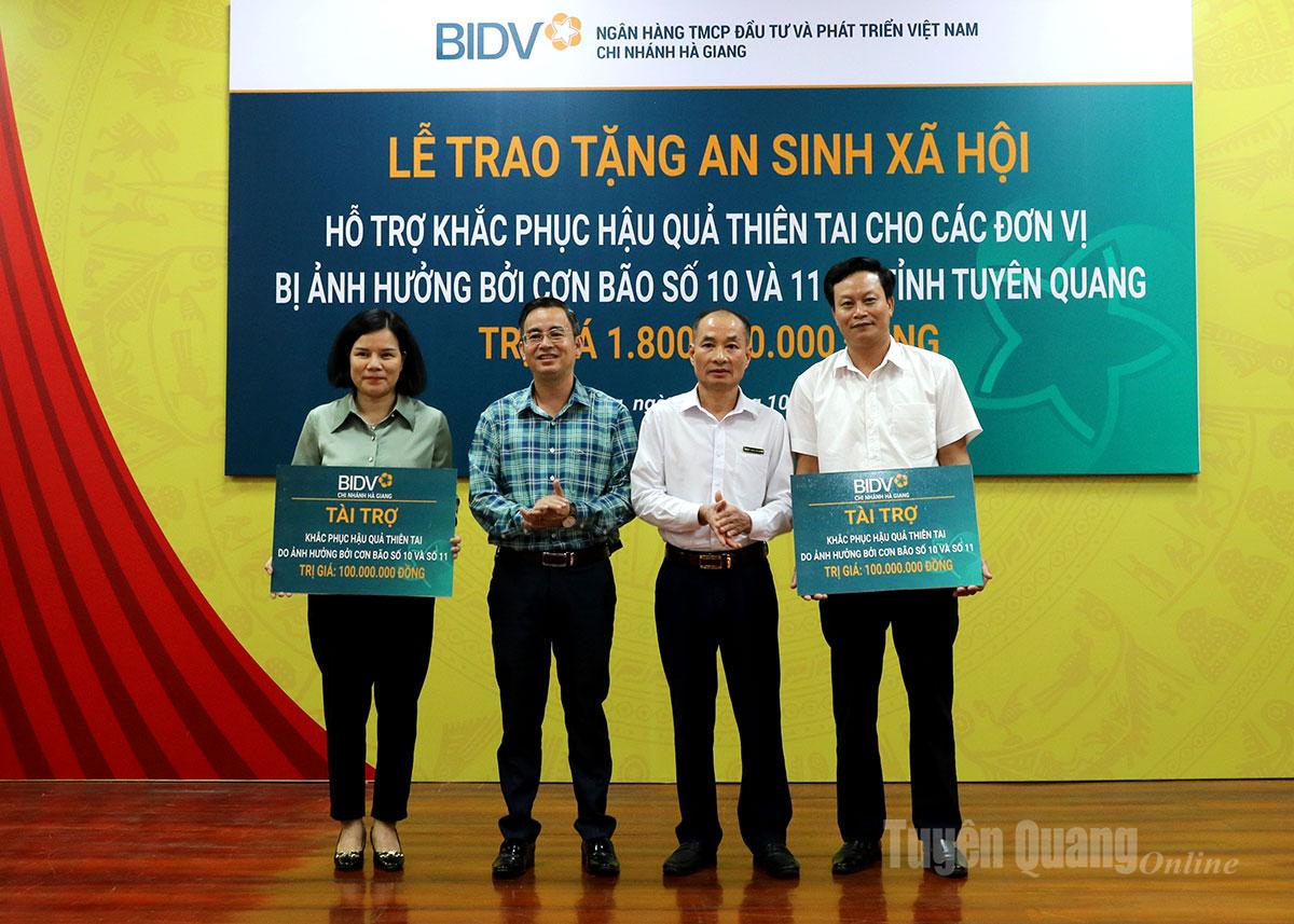 Đại diện lãnh đạo Ngân hàng BIDV trao hỗ trợ 100 triệu đồng cho UBND phường Hà Giang 1, 2.