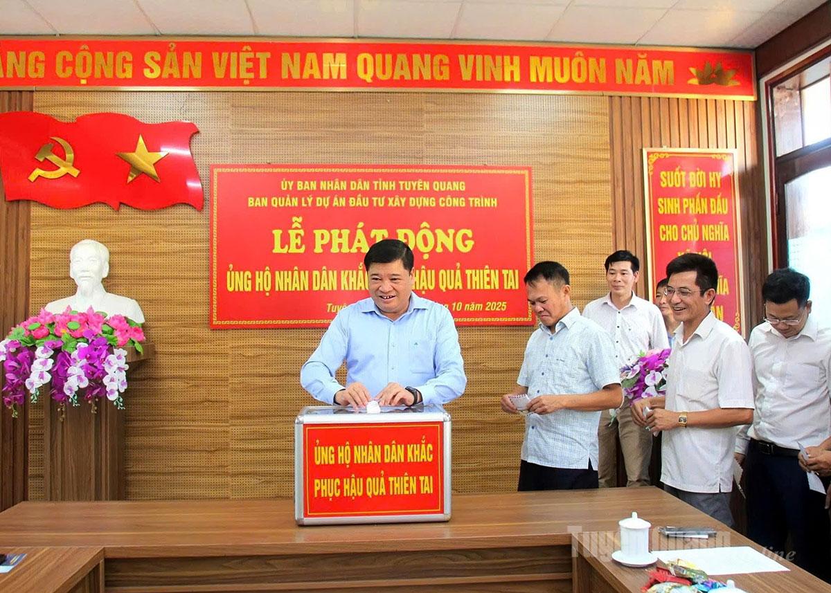 Cán bộ, viên chức và người lao động Ban Quản lý dự án đầu tư xây dựng công trình tỉnh và 11 Ban quản lý khu vực trực thuộc quyên góp ủng hộ.