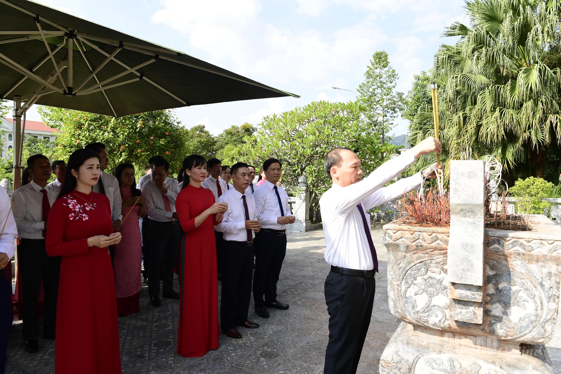 Cán bộ, lãnh đạo Văn phòng Tỉnh ủy dâng hương tại Đền thờ Chủ tịch Hồ Chí Minh.