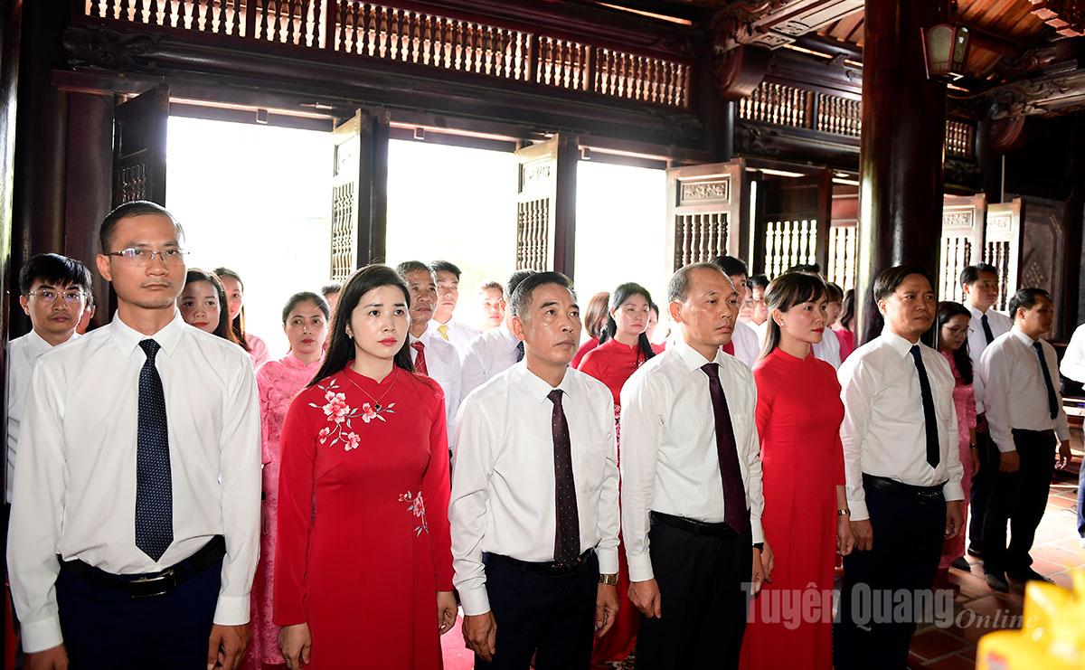 Cán bộ, lãnh đạo Văn phòng Tỉnh ủy kính cáo trước Anh linh Chủ tịch Hồ Chí Minh.