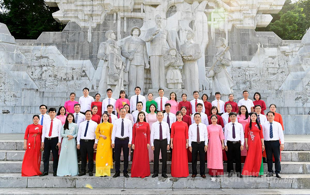 Tập thể lãnh đạo, cán bộ Văn phòng Tỉnh ủy chụp ảnh lưu niệm tại Quảng trường Nguyễn Tất Thành, phường Minh Xuân.