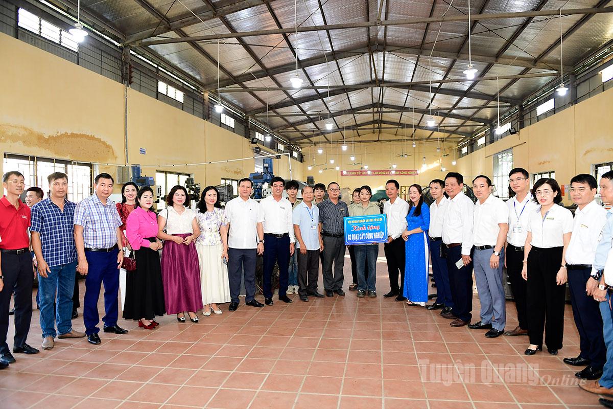 Lãnh đạo Hội Doanh nghiệp Khu vực Yên Sơn tặng quà cho thầy và trò nhà trường.