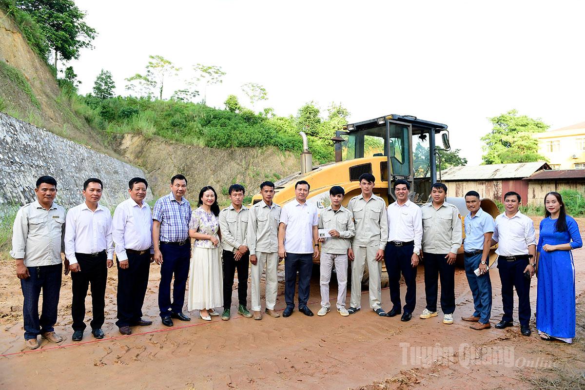 Lãnh đạo Hội Doanh nghiệp Khu vực Yên Sơn tặng quà cho du học sinh Lào đang học nghề tại nhà trường.
