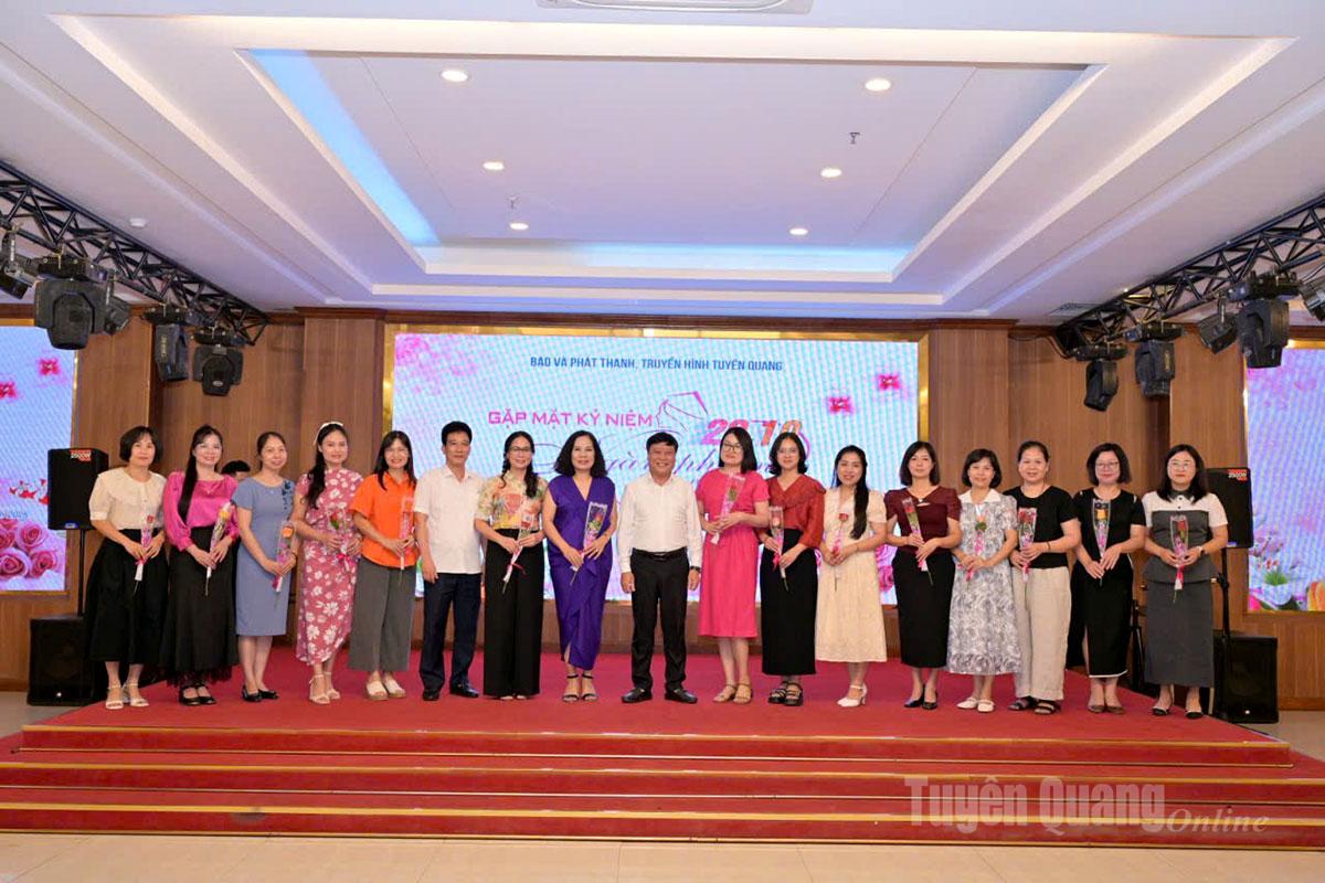 Lãnh đạo Báo và phát thanh, truyền hình Tuyên Quang và Chủ tịch Công đoàn cơ quan tặng hoa chúc mừng các chị em.