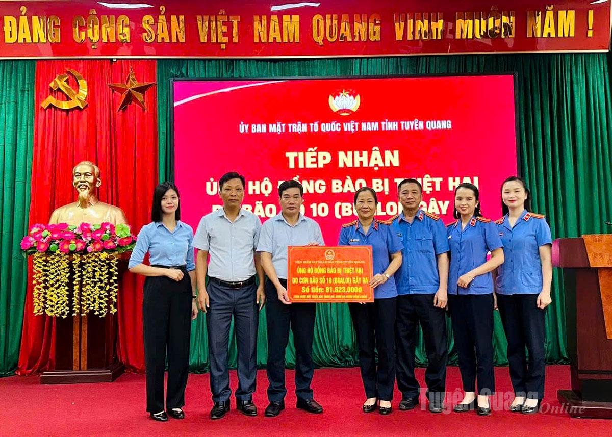 Viện Kiểm sát nhân dân tỉnh trao hỗ trợ khắc phục hậu quả mưa bão.