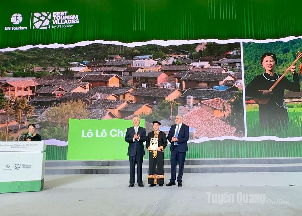 Representatives of Tuyen Quang province and organising committee pose for photo after Lo Lo Chai is honoured as one of the best tourism villages in 2025. 