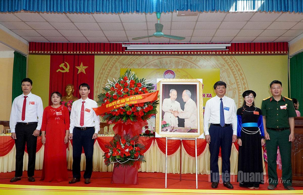 Đồng chí Hà Trung Kiên, uỷ viên Ban Thường vụ Tỉnh uỷ, Phó Chủ tịch Thường trực Uỷ ban MTTQ Việt Nam tỉnh chúc mừng Đại hội.