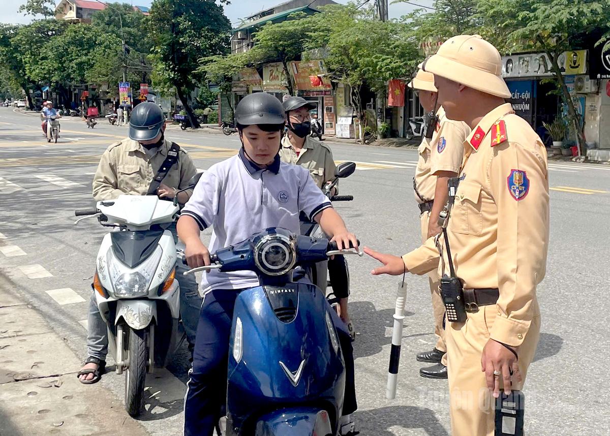 Lực lượng Cảnh sát giao thông kiểm tra, nhắc nhở, xử lý các hành vi vi phạm an toàn giao thông của học sinh trên địa bàn phường Minh Xuân.