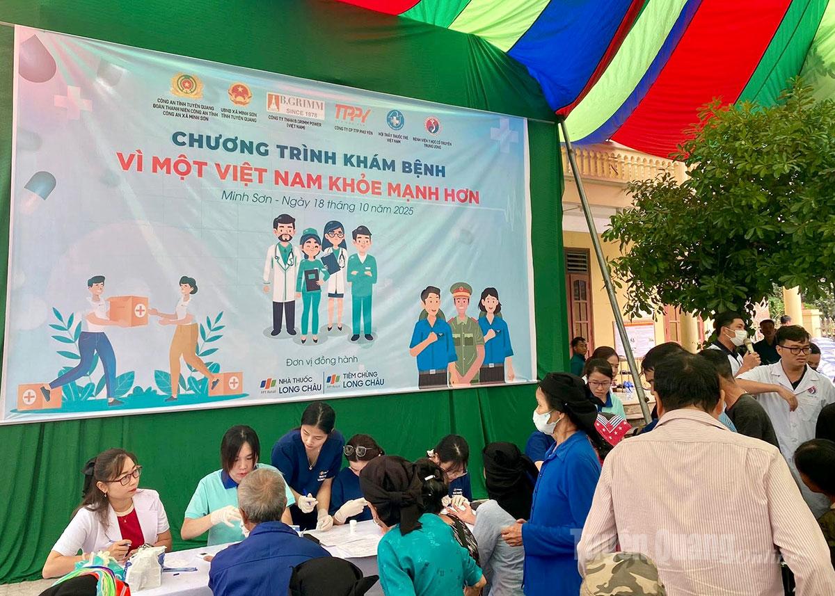 Đông đảo người dân đến đăng ký khám, chữa bệnh và nhận thuốc miễn phí tại Trạm Y tế xã Minh Sơn.