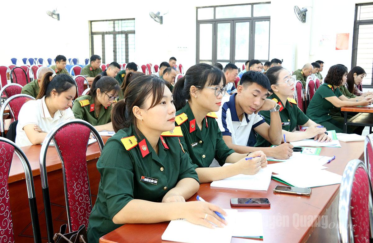 Các học viên tham gia Lớp tập huấn bồi dưỡng giáo viên môn Giáo dục quốc phòng và an ninh năm học 2025-2026.