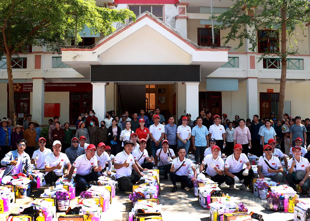 Hội Chữ thập đỏ tỉnh và Tập đoàn Thiên Khôi Group trao 509 suất quà cho người dân xã Ngọc Đường bị thiệt hại do mưa lũ.