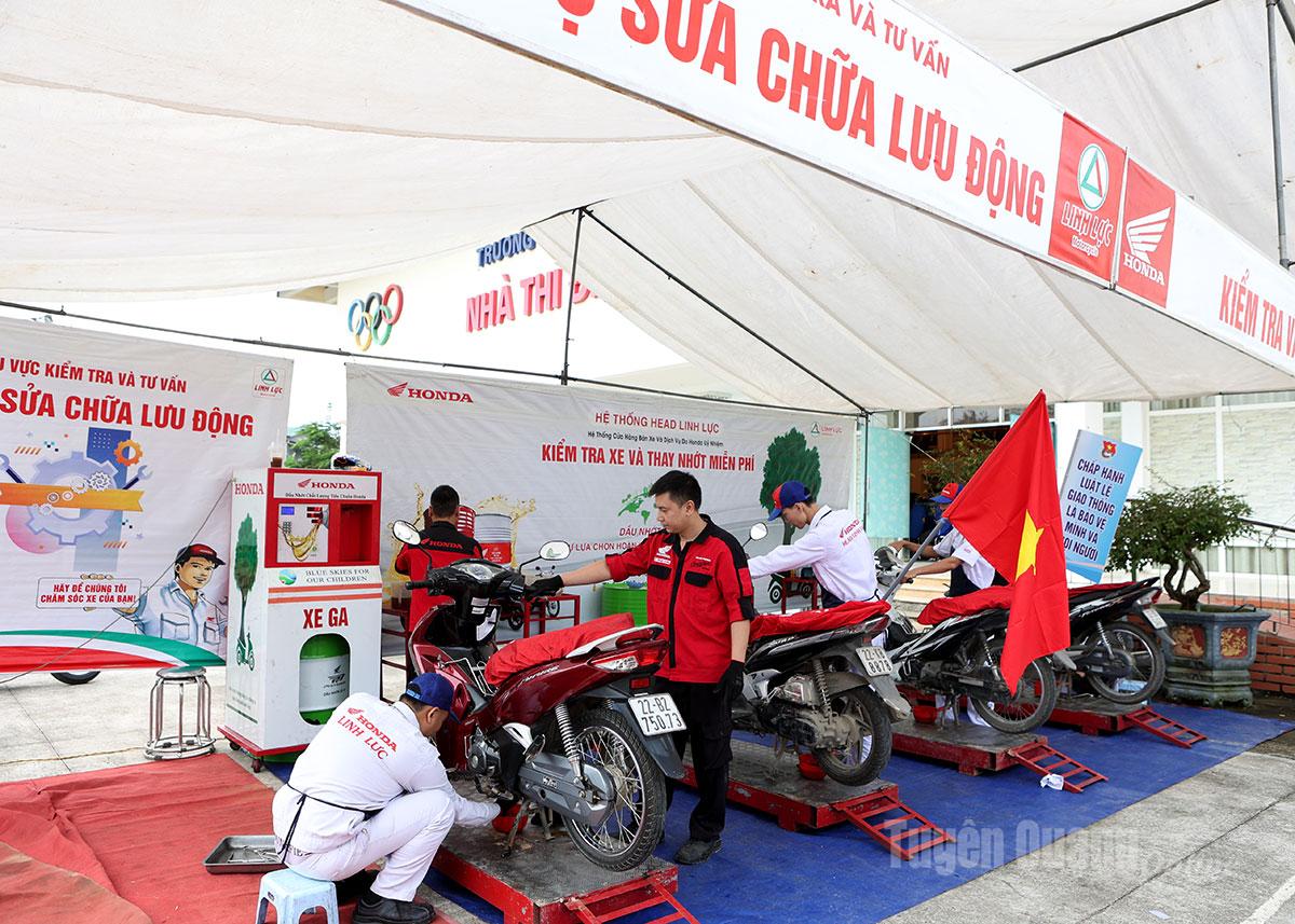 Nhân viên Honda Linh Lực kiểm tra xe và thay dầu miễn phí cho khách hàng.