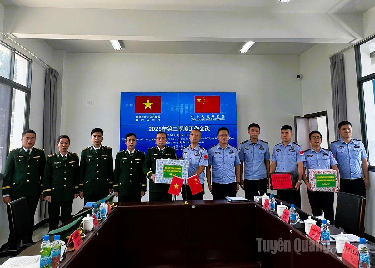Đồn Biên phòng Bạch Đích (Việt Nam) trao quà lưu niệm cho cán bộ Phân trạm Dương Vạn (Trung Quốc).