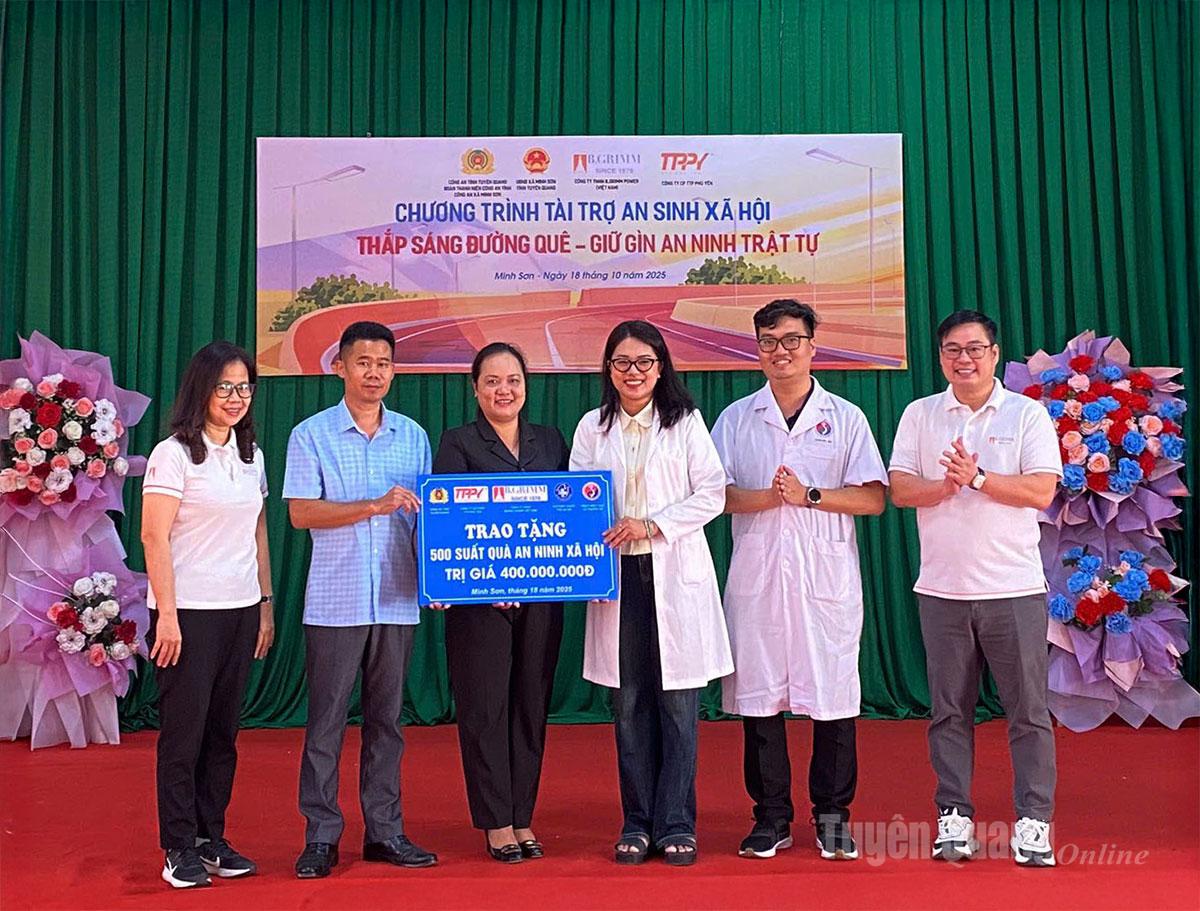 Các đơn vị tài trợ trao 500 suất quà an sinh xã hội cho UBND xã Minh Sơn.