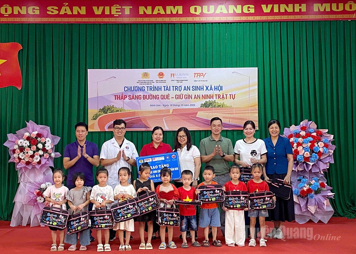 Các đơn vị tài trợ trao tặng quà cho học sinh trường mầm non.