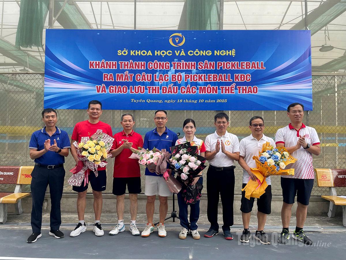 Ban tổ chức chương trình tặng hoa cho các đội tham gia thi đấu.