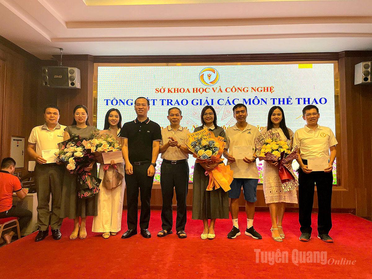 Ban tổ chức chương trình tặng hoa và phần thưởng cho các vận động viên có thành tích thi đấu xuất sắc ở môn Pickleball.