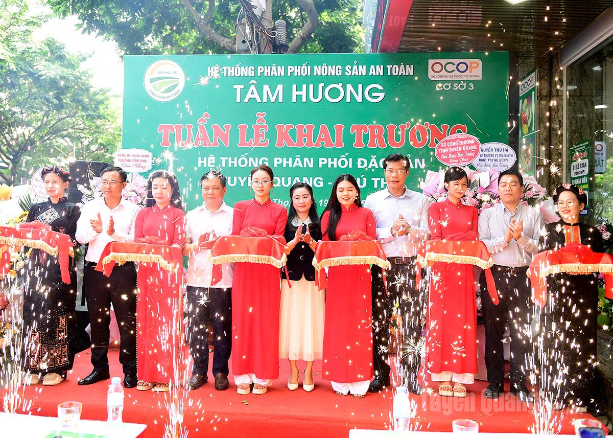 Đại biểu thực hiện nghi thức cắt băng khai trương cửa hàng.