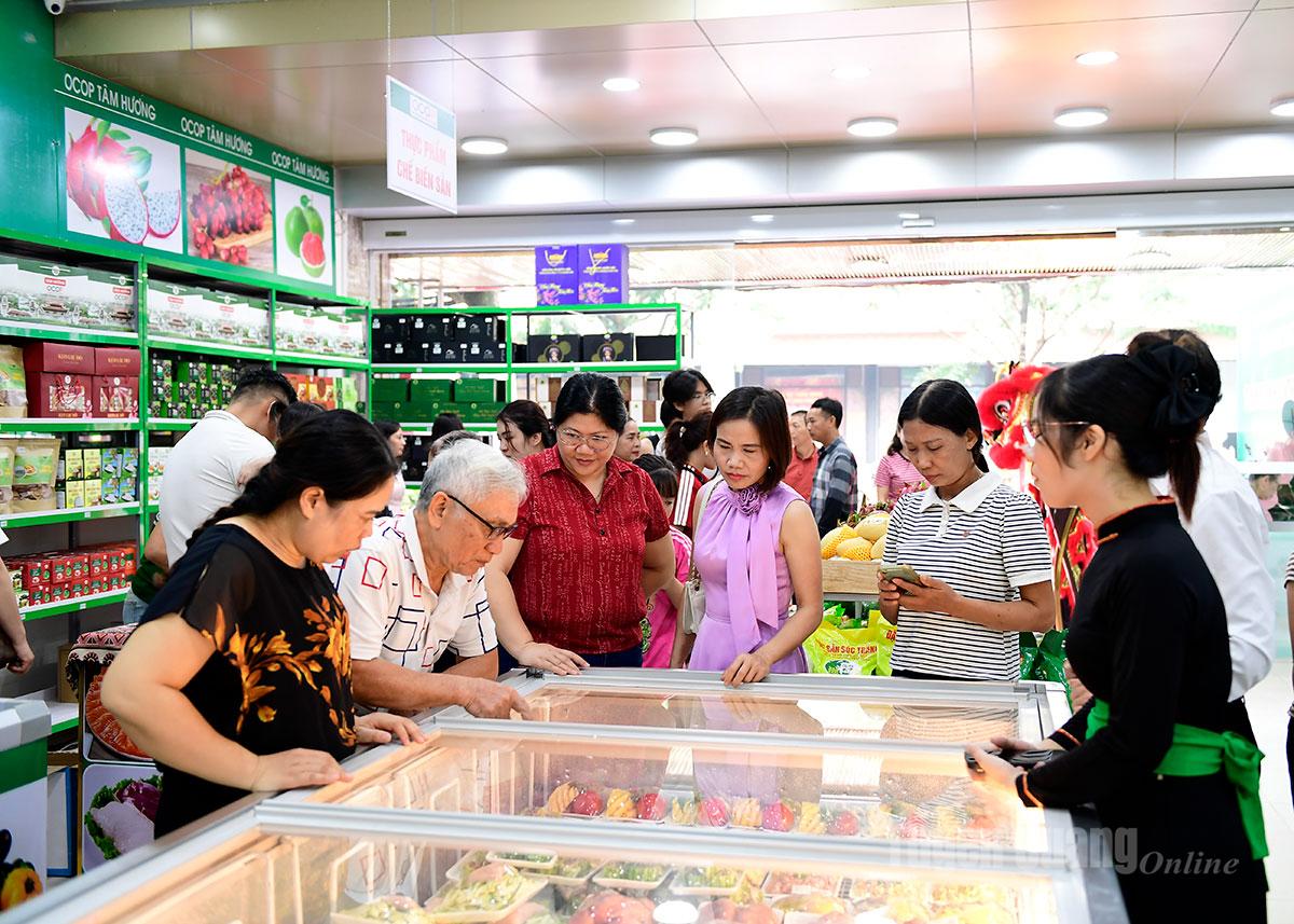 Đông đảo người dân phường Vĩnh Phúc (Phú Thọ) chọn mua các sản phẩm OCOP đặc trưng của tỉnh Tuyên Quang tại cửa hàng.