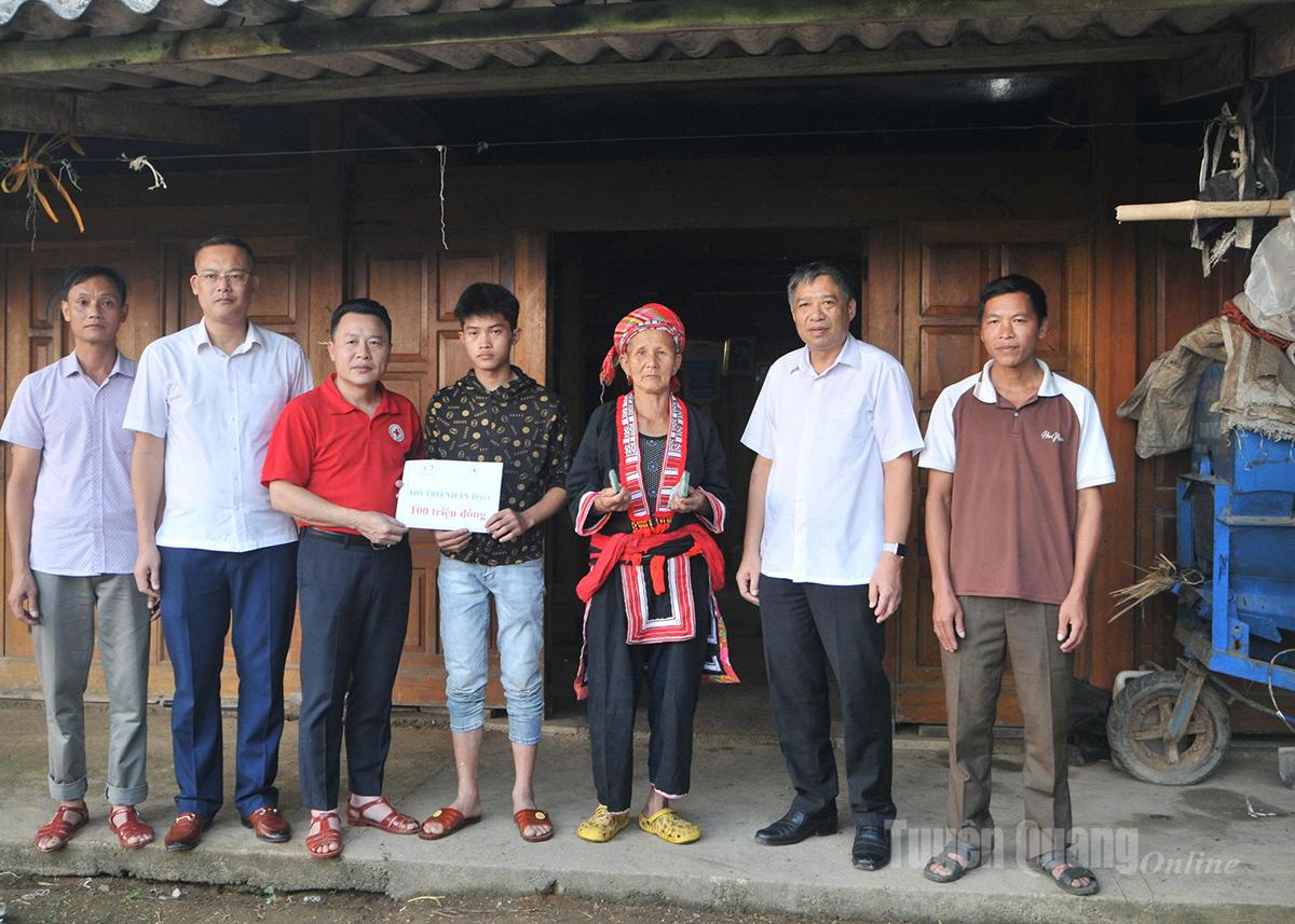 Đồng chí Nguyễn Hồng Trang, Phó Bí thư Thường trực chuyên trách các cơ quan Đảng tỉnh và lãnh đạo Hội Chữ thập đỏ tỉnh trao hỗ trợ cho gia đình thân nhân nạn nhân bị lũ cuốn trôi tại xã Quang Bình.
