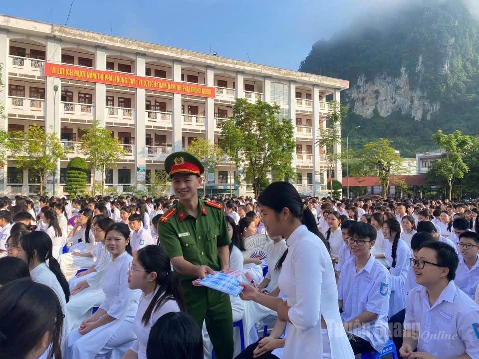 Công an Phường Hà Giang 1 phối hợp với Trường THPT Chuyên Hà Giang tổ chức tuyên truyền về pháp luật và kỹ năng sử dụng mạng xã hội.
