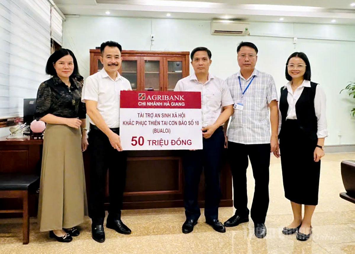 Giám đốc Agribank Chi nhánh Hà Giang Nguyễn Trung Tuyến trao 50 triệu đồng cho lãnh đạo phường Hà Giang 2 khắc phục thiệt hại do mưa lũ.