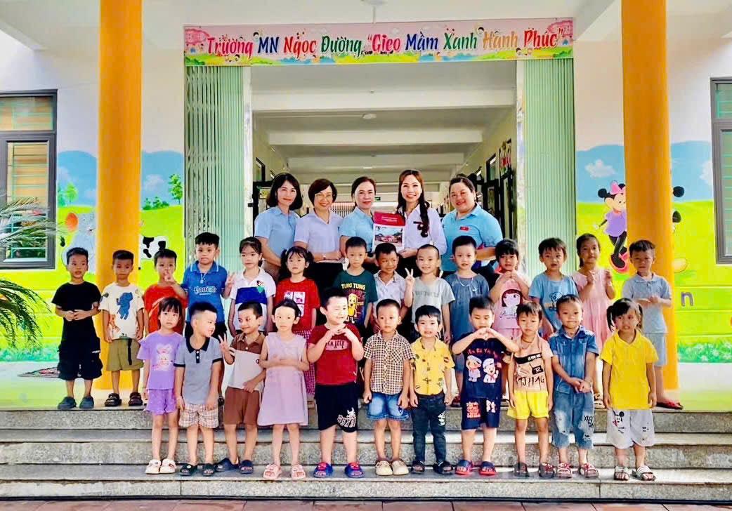 Lãnh đạo Agribank Chi nhánh Hà Giang trao hỗ trợ cho Trường Mầm non Ngọc Đường, xã Ngọc Đường.