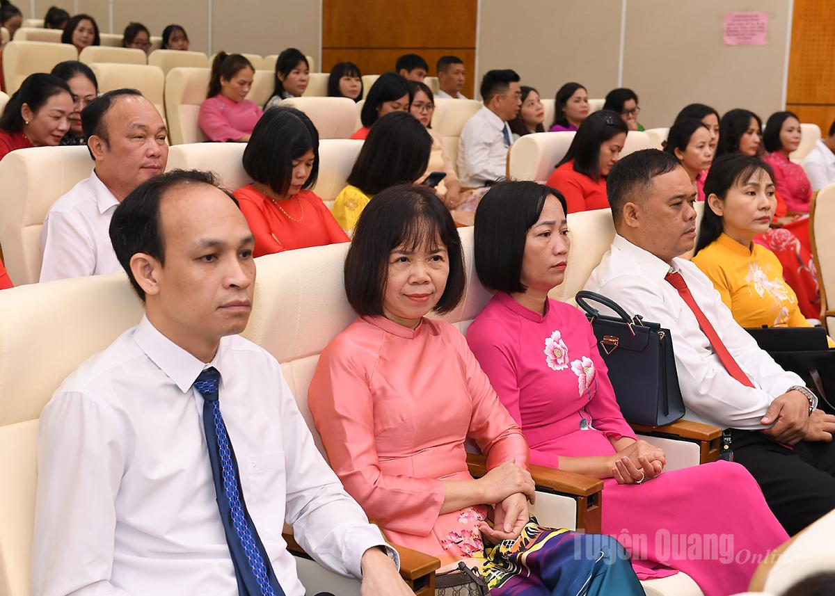 Cán bộ, giáo viên các cơ sở giáo dục dự hội nghị