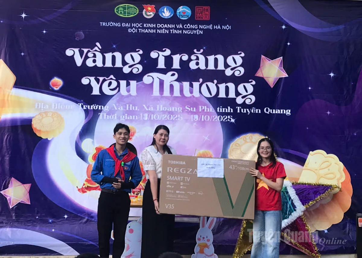 Đoàn trao tặng thiết bị dạy học ( ti vi, loa...) cho điểm trường Nà Hu, xã Hoàng Su Phì.