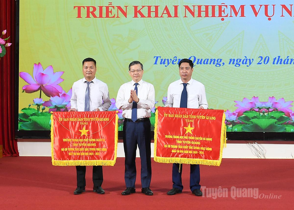 Đồng chí Nguyễn Văn Sơn, Phó Bí thư Tỉnh ủy, Chủ tịch HĐND tỉnh trao Cờ thi đua của UBND tỉnh cho các tập thể.