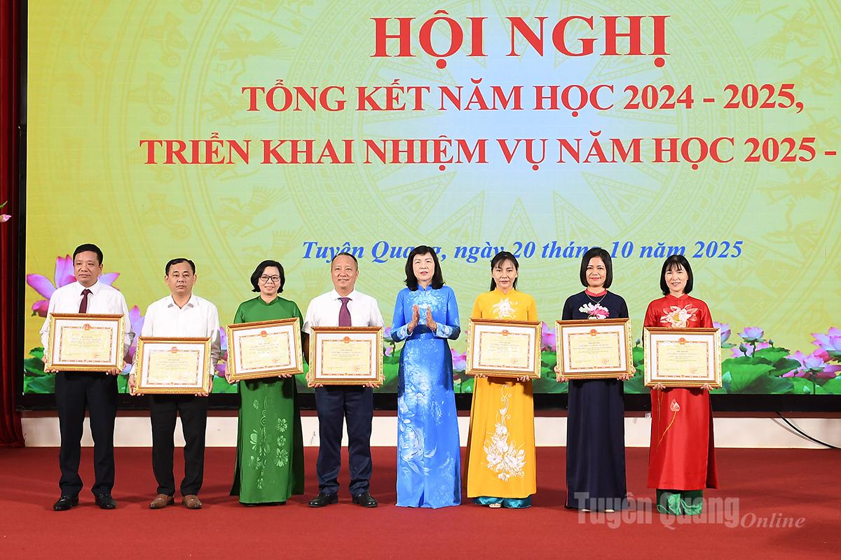 Đồng chí Phạm Thị Minh Xuân, Ủy viên Ban Thường vụ Tỉnh ủy, Phó Chủ tịch HĐND tỉnh trao Bằng khen cho các tập thể.