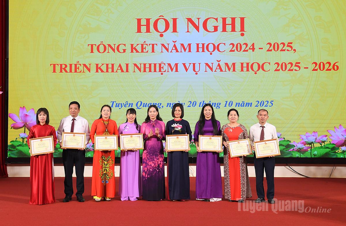 Đồng chí Nông Thị Bích Huệ trao Bằng khen cho các cá nhân.