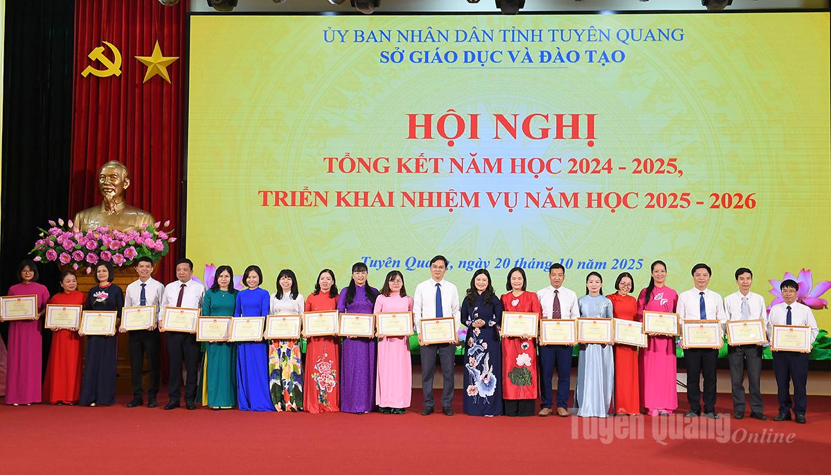 Đồng chí Vương Ngọc Hà, Ủy viên Ban Thường vụ Tỉnh ủy, Phó Chủ tịch UBND tỉnh trao Bằng khen cho các cá nhân.