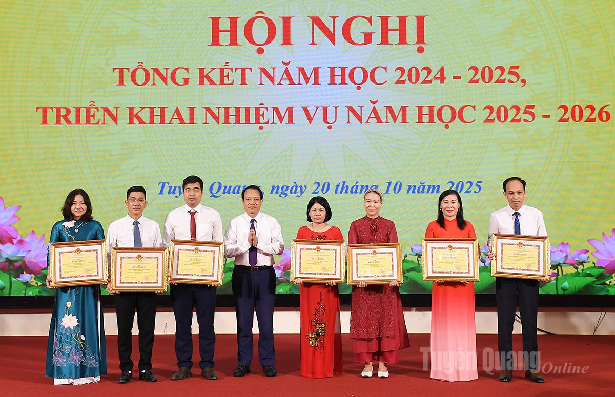 Đồng chí Vân Đình Thảo, Giám đốc Sở Tài chính trao Bằng khen cho các tập thể.