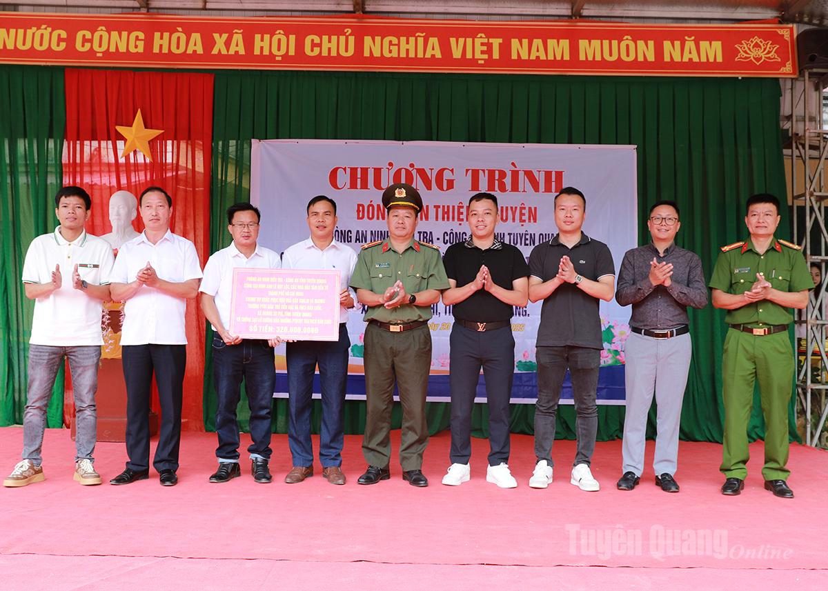 Phòng An ninh Điều tra Công an tỉnh và các nhà hảo tâm trao 320 triệu đồng hỗ trợ trường Phổ thông Dân tộc bán trú TH&THCS Bản Luốc, xã Hoàng Su Phì.