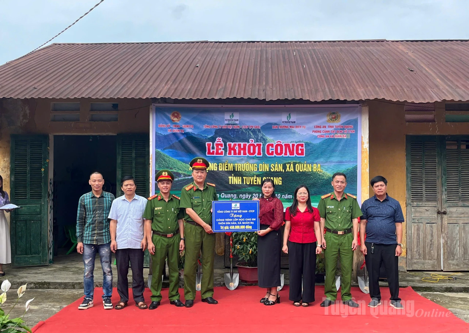 Các đơn vị trao tiền hỗ trợ xây dựng điểm trường Mầm non Dìn Sán, xã Quản Bạ cho chính quyền địa phương.