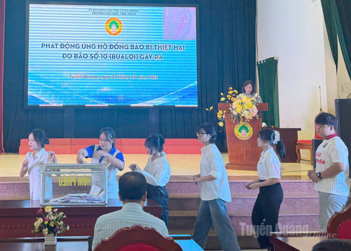 Sinh viên Trường Đại học Tân Trào ủng hộ đồng bào bị thiệt hại do mưa lũ.