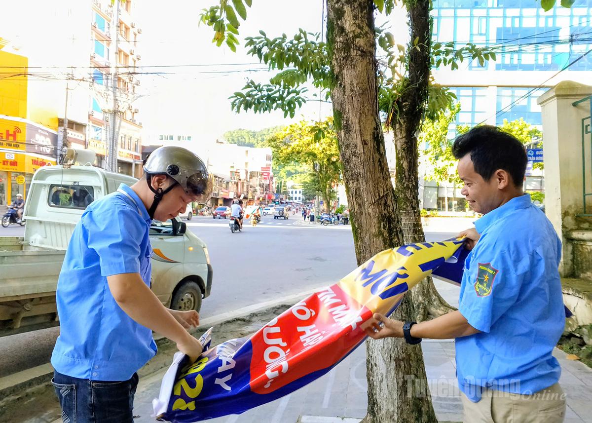 Thành viên Tổ trật tự đô thị phường Hà Giang 2 tháo dỡ biển quảng cáo sai quy định trên các tuyến phố.