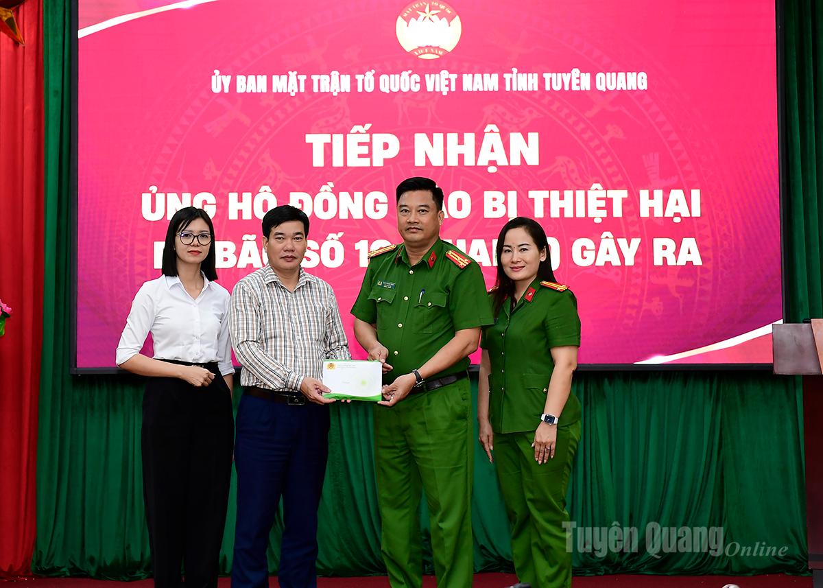 Đại diện Trại giam Quyết Tiến trao hỗ trợ khắc phục hậu quả cơn bão số 10 cho Tuyên Quang.