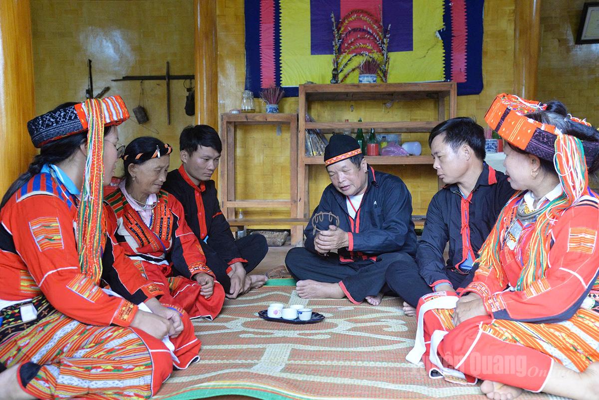 Người Pà Thẻn quây quần trong ngôi nhà truyền thống nghe Nghệ nhân Sìn Văn Phong kể những câu chuyện về truyền thống của bản làng qua nhiều thế hệ.