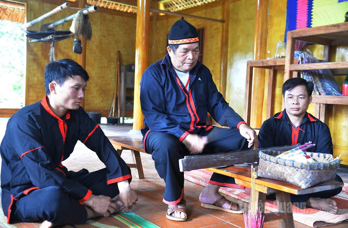 Nghệ nhân Sìn Văn Phong cần mẫn truyền lửa văn hóa cho thế hệ trẻ.