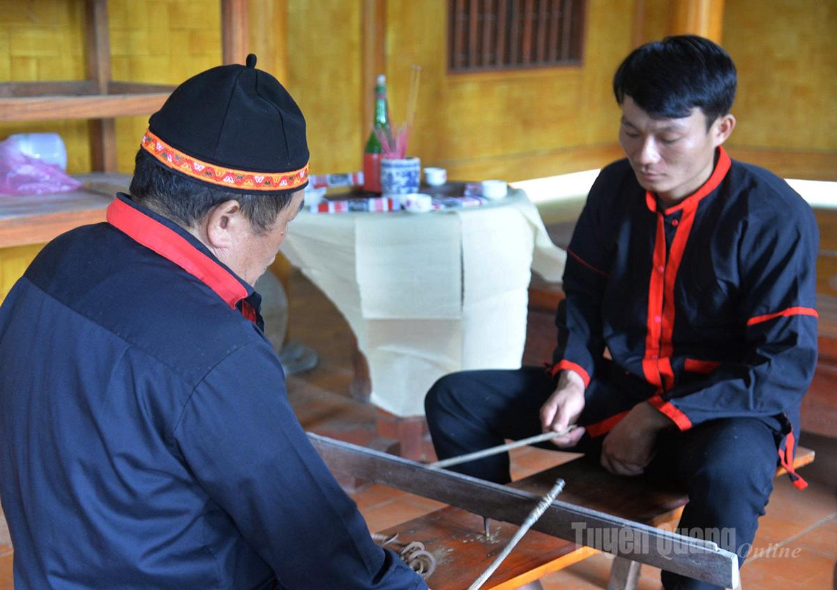 Nghệ nhân Sìn Văn Phong truyền dạy nghi lễ truyền thống, bài cúng nhẩy lửa cho thanh niên Pà Thẻn.