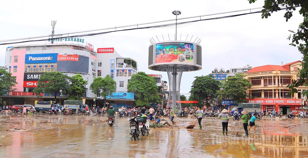 Người dân tại phường Minh Xuân, tỉnh Tuyên Quang dọn dẹp sau lũ.    u