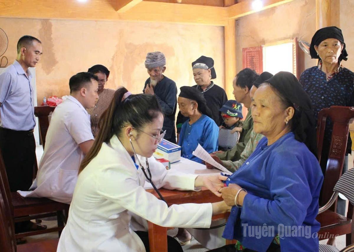 Các y, bác sĩ Bệnh viện Đa khoa tỉnh Tuyên Quang, Bệnh viện Đa khoa Hoàng Su Phì và Trung tâm Y tế Hoàng Su Phì tham gia khám, phát thuốc cho người dân xã Thàng Tín.

