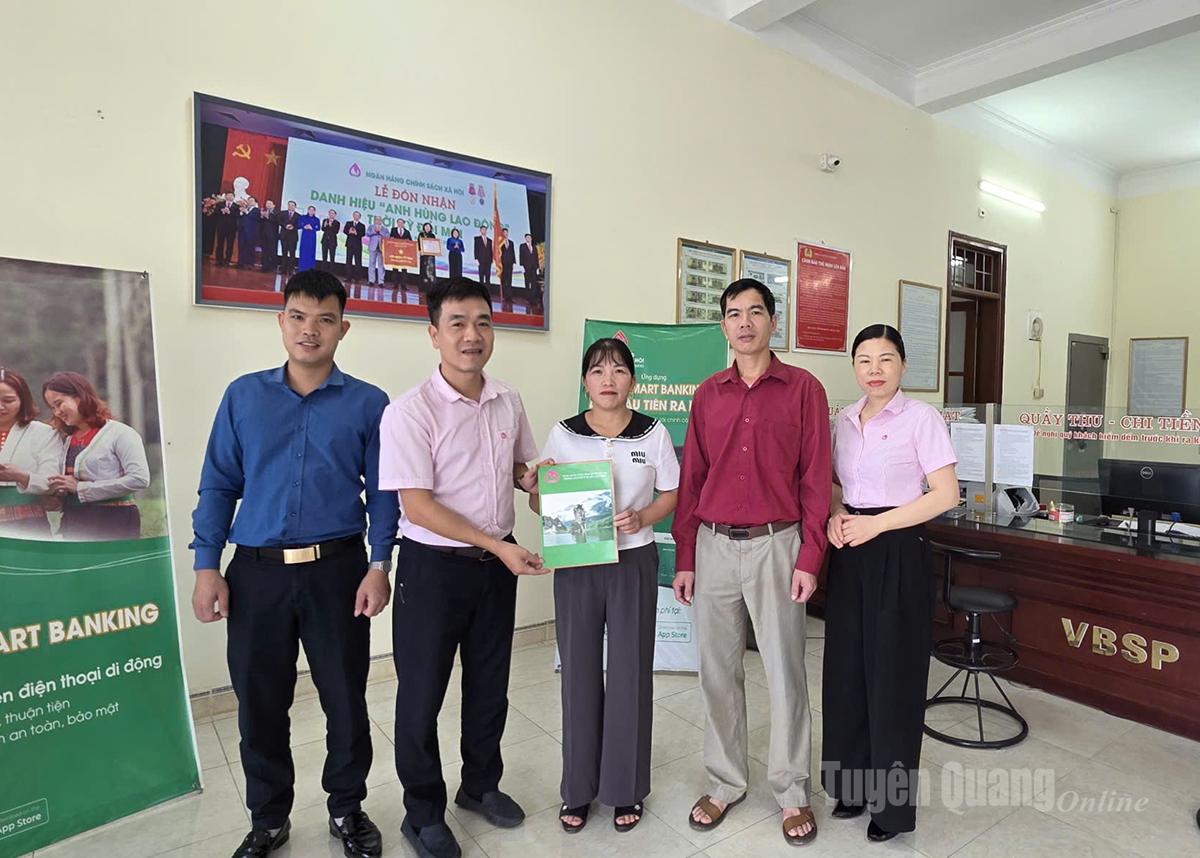 Phòng giao dịch Ngân hàng Chính sách xã hội Lâm Bình thực hiện giải ngân chương trình tín dụng dành cho người học ngành STEM trên địa bàn.