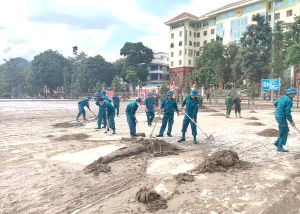 Cán bộ, chiến sỹ dân quân phường Hà Giang 1 khắc phục hậu quả bão lũ tại Quảng trường 26/3.