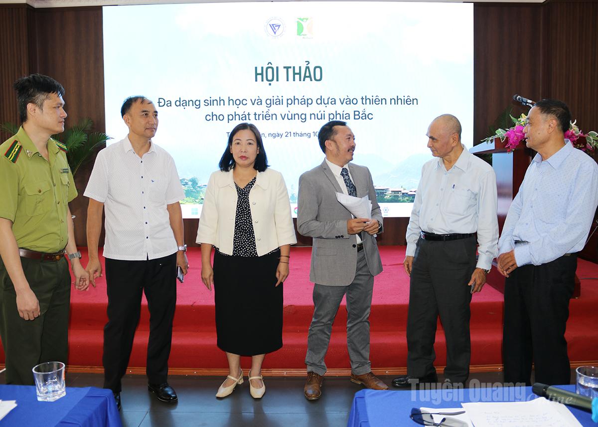 Đại biểu trao đổi, chia sẻ tại hội thảo.