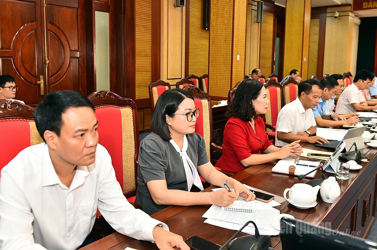 Các đồng chí lãnh đạo Báo và phát thanh, truyền hình Tuyên Quang tại buổi làm việc.